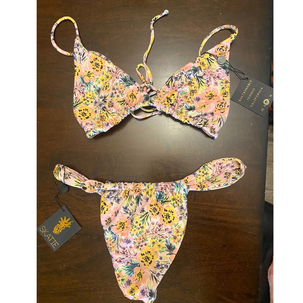 Skatie Bikini- Ella Top Medium, Bobbi Bottom Thick Band Small Florence print